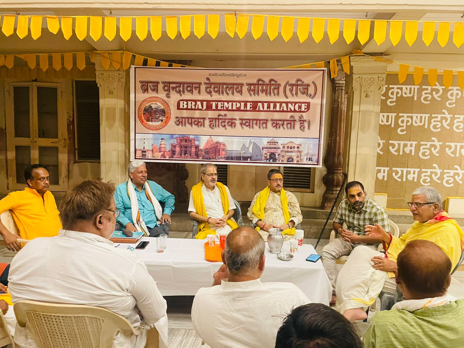 वृंदावन विवाद: गोस्वामियों ने मंदिर अधिग्रहण की कोशिशों को बताया परंपराओं पर हमला