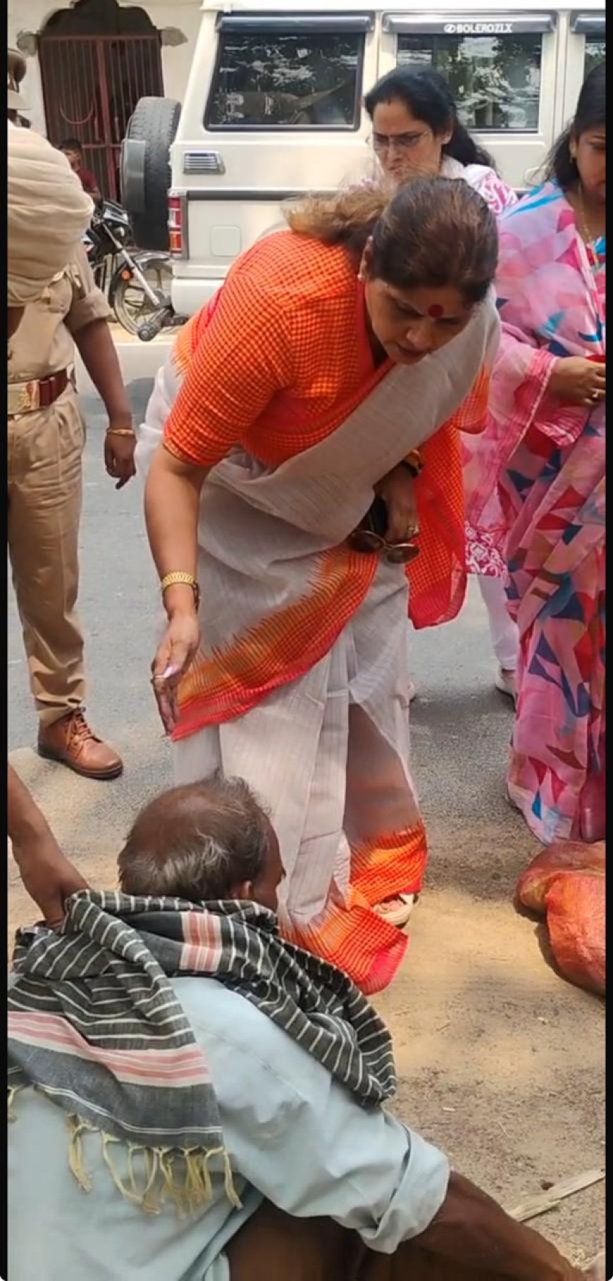 मानवता की मिसाल: महिला आयोग अध्य़क्ष ने सड़क पर पड़े घायल बुजुर्ग को पहुंचाया अस्पताल
