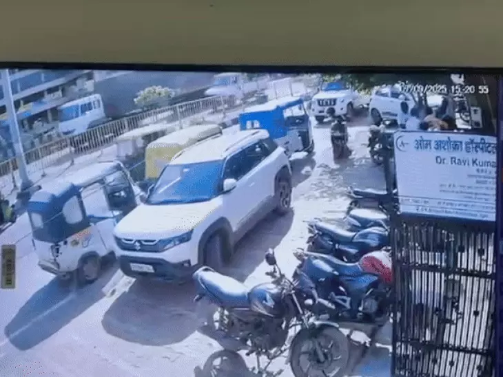 हाईवे पर कहर: आगरा में 80 टन ग्रेनाइट से भरा ट्रेलर पलटा, यातायात ठप