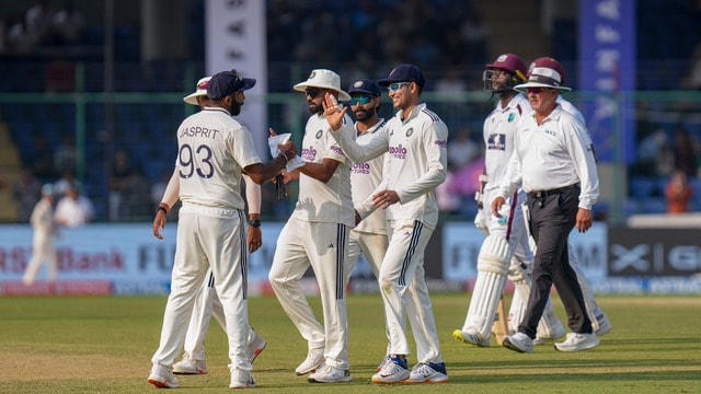 भारतीय क्रिकेट टीम के कप्तान शुभमन गिल और टीम वेस्टइंडीज के खिलाफ दिल्ली टेस्ट सीरीज जीतने के बाद जश्न मनाते हुए