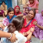 जौनपुर के होटल में फांसी लगाकर आत्महत्या करने वाले ब्लिंकिट डिलीवरी बॉय प्रियंक सोनकर के विलाप करते परिवार वालों की दुखद छवि