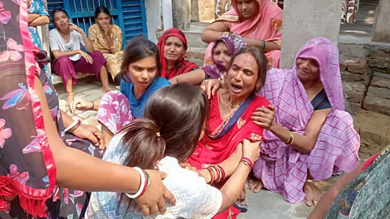 जौनपुर के होटल में फांसी लगाकर आत्महत्या करने वाले ब्लिंकिट डिलीवरी बॉय प्रियंक सोनकर के विलाप करते परिवार वालों की दुखद छवि