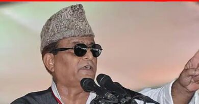 समाजवादी पार्टी के वरिष्ठ नेता आजम खान मीडिया से बात करते हुए, जिन्होंने 'Y' श्रेणी सुरक्षा को ठुकरा दिया और सुरक्षा के खर्च पर सवाल उठाए।