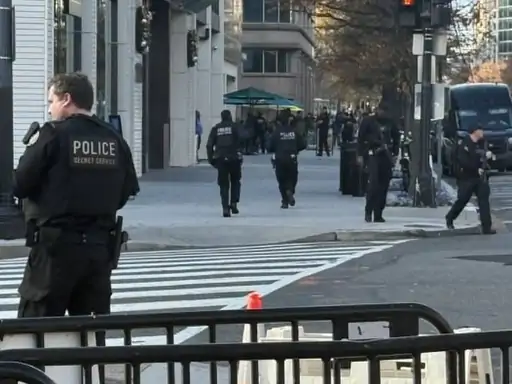 व्हाइट हाउस के पास गोलीबारी की घटना, सुरक्षा बलों और नेशनल गार्ड की मौजूदगी का दृश्य।