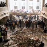 पेशावर में संघीय पुलिस दल मुख्यालय पर हमले के बाद सुरक्षाकर्मी तैनात हैं और तलाशी