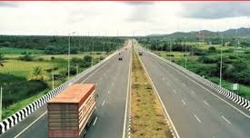 दिल्ली–देहरादून एक्सप्रेसवे पर डंपर के नीचे दबकर कार की दर्दनाक हालत और बचाव कार्य का दृश्य।