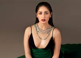 यामी गौतम ने मनाया अपना 37वां जन्मदिन, केक काटते हुए साझा किया खास वीडियो 🎂✨