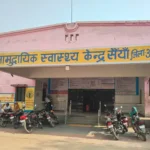 आगरा-ग्वालियर हाईवे पर दुर्घटनाग्रस्त बाइक और मौके पर जमा भीड़, पुलिस जांच करती हुई।