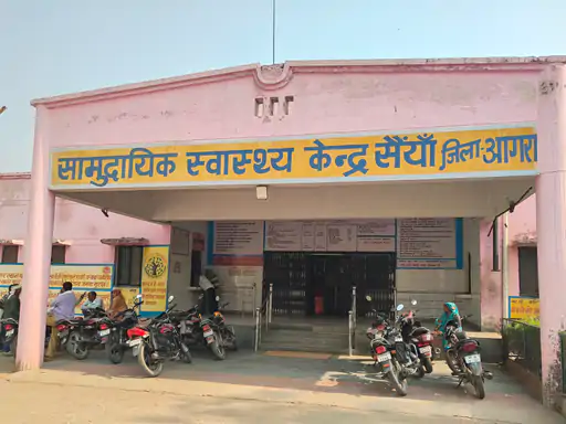 आगरा-ग्वालियर हाईवे पर खौफनाक हादसा: डंपर ने बाइक को रौंदा, 3 बच्चों समेत 5 घायल