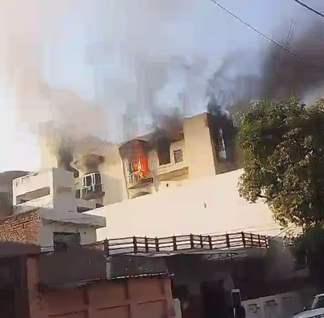आगरा: विजय नगर के फ्लैट में भड़की आग, रस्सी के सहारे देवदूत बनकर उतरे दमकलकर्मी, बचाईं 3 जिंदगियां