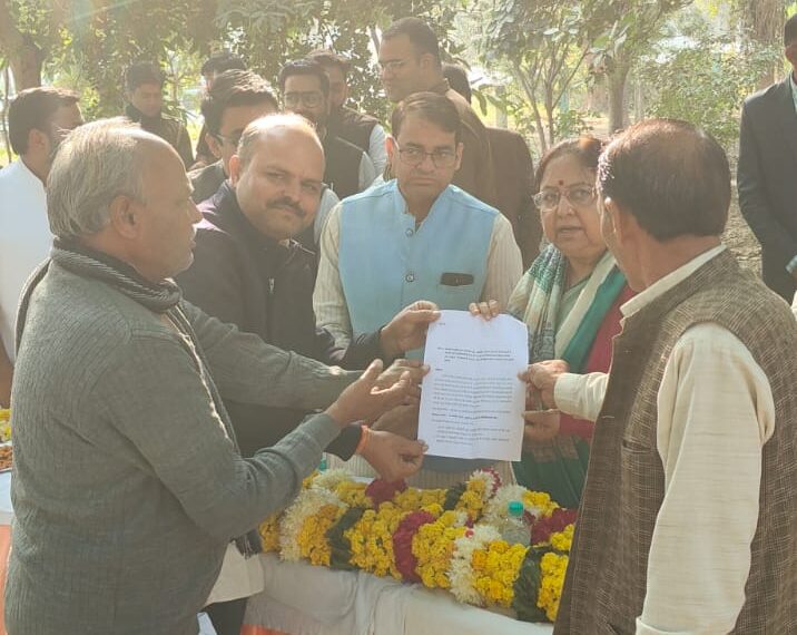 मंत्री ने किया श्मशान सौंदर्यीकरण का उद्घाटन, आरबीएस कॉलेज पर चल रहे धरने ने सौंपा ज्ञापन — समाधान तक दिन-रात धरना जारी