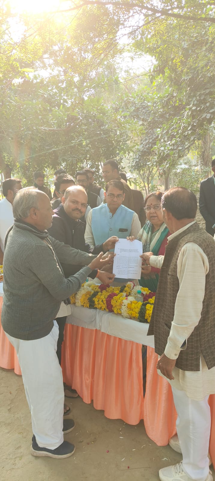 मंत्री ने किया श्मशान सौंदर्यीकरण का उद्घाटन, आरबीएस कॉलेज पर चल रहे धरने ने सौंपा ज्ञापन — समाधान तक दिन-रात धरना जारी