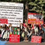 आगरा के बिचपुरी में बलवंत एजुकेशनल सोसाइटी के बाहर 8वें दिन भी धरने पर बैठे प्रदर्शनकारी, ठंड में अलाव जलाकर विरोध जताते हुए।