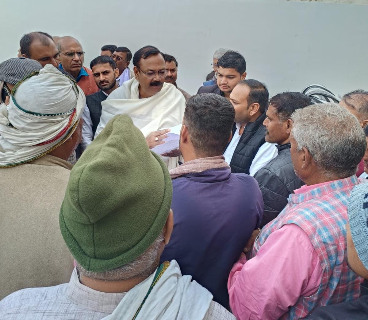 बिचपुरी: 10वें दिन भी धरना, सांसद से मिले किसान; प्रशासन को ‘आर-पार’ की चेतावनी