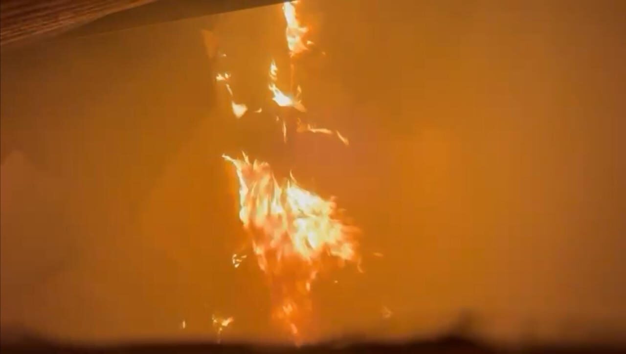 🔥 आगरा: पॉश सोसाइटी ‘शंकर ग्रीन्स’ में भड़की आग, टावर 5-6 में भरा धुआँ, बेसमेंट तक पहुंची लपटें