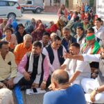 आगरा के बिचपुरी में मुख्यमंत्री से मिलने के लिए कूच की तैयारी करते ट्रैक्टर-ट्रॉलियों के साथ