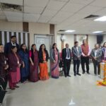 आगरा के एसएन मेडिकल कॉलेज में 'रैंडमाइज़्ड कंट्रोल्ड ट्रायल्स' पर आयोजित कार्यशाला में दीप प्रज्वलित करते प्राचार्य डॉ. प्रशांत गुप्ता और अन्य विशेषज्ञ