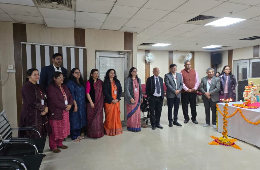 आगरा के एसएन मेडिकल कॉलेज में 'रैंडमाइज़्ड कंट्रोल्ड ट्रायल्स' पर आयोजित कार्यशाला में दीप प्रज्वलित करते प्राचार्य डॉ. प्रशांत गुप्ता और अन्य विशेषज्ञ