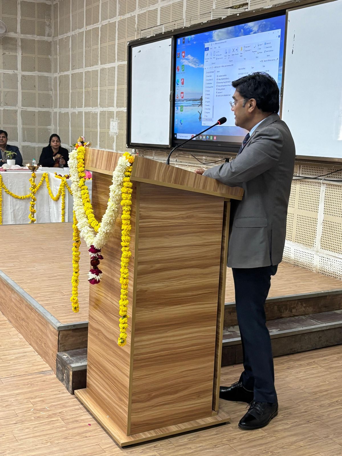 आगरा: एसएन मेडिकल कॉलेज में ‘व्हाइट कोट’ पहनते ही खिले चेहरे, MBBS 2025 बैच ने ली मानवता की सेवा की शपथ