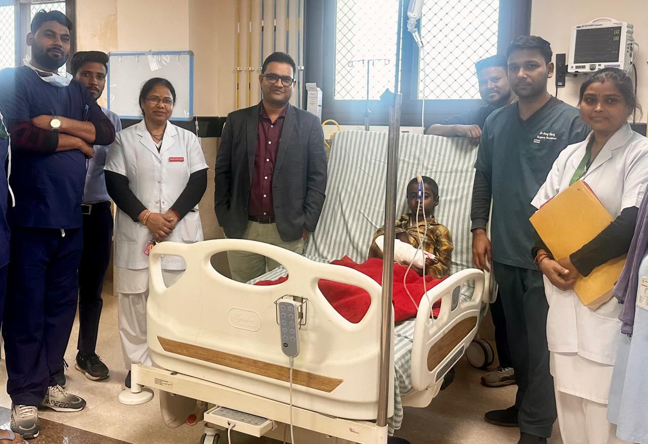 आगरा: 6 साल के बच्चे का कटने से बचा हाथ; खेलते वक्त टूटी हड्डी ने काट दी थी ‘जीवन रक्षक’ नस, SNMC के डॉक्टरों ने किया चमत्कार