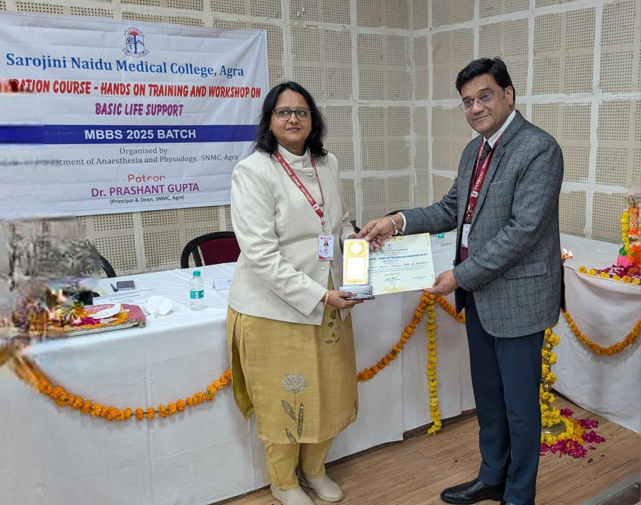 SN Medical College Agra BLS Workshop: एमबीबीएस 2025 बैच के छात्रों ने सीखे ‘जीवन रक्षा’ के गुर, डमी पर की सीपीआर की प्रैक्टिस; जानें क्यों जरूरी है यह ट्रेनिंग