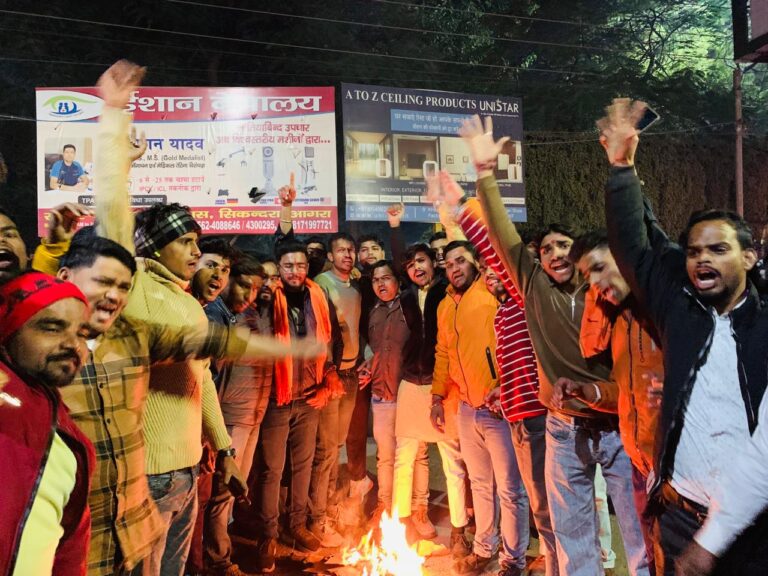 VHP and Bajrang Dal activists burning Bangladesh effigy in Agra protest