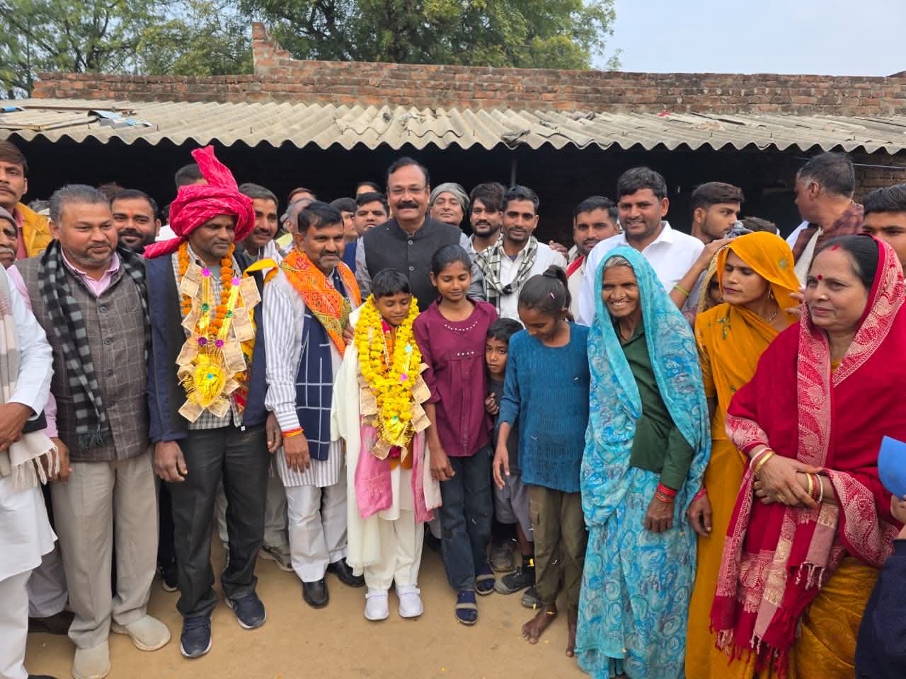 वीरता की मिसाल बने अजयराज निषाद, सांसद राजकुमार चाहर ने ₹51 हजार देकर किया सम्मान