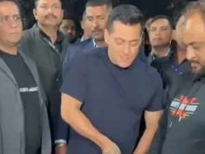 Salman Khan cutting cake with MS Dhoni at Panvel Farmhouse 60th Birthday