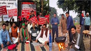 आगरा के बिचपुरी में बलवंत एजुकेशनल सोसाइटी के बाहर 8वें दिन भी धरने पर बैठे प्रदर्शनकारी, ठंड में अलाव जलाकर विरोध जताते हुए।