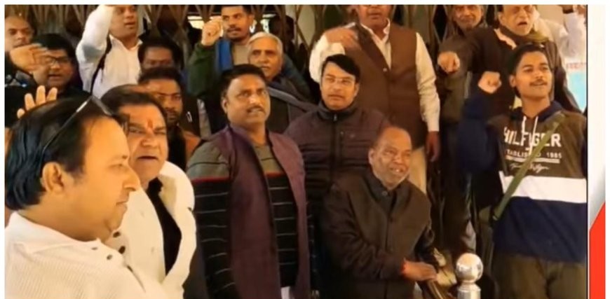 आगरा नगर निगम: मेयर के भतीजे पर केस न होने से भड़के कर्मचारी, जड़े ताले, ठप किया काम