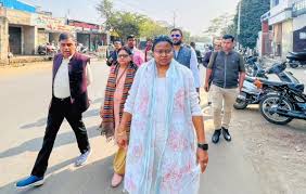 आगरा: सड़क घोटाले पर भड़कीं महापौर, रुकवाई ‘लीपापोती’, कहा- ‘सीधे CM योगी से करुंगी शिकायत’