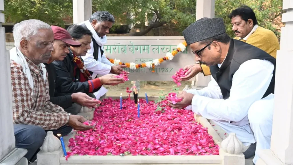 उमराव जान की 88वीं पुण्यतिथि पर वाराणसी में उनके मकबरे पर श्रद्धांजलि देते लोग