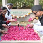 उमराव जान की 88वीं पुण्यतिथि पर वाराणसी में उनके मकबरे पर श्रद्धांजलि देते लोग