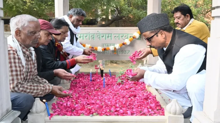 उमराव जान की 88वीं पुण्यतिथि पर वाराणसी में उनके मकबरे पर श्रद्धांजलि देते लोग