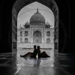 "ताजमहल के सामने शाम के समय युगल की परछाईं, आगरा में प्रेम कहानी"