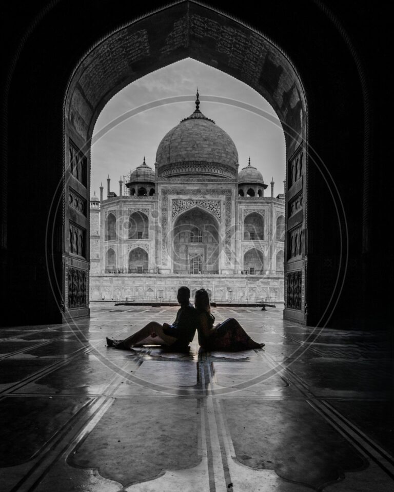 "ताजमहल के सामने शाम के समय युगल की परछाईं, आगरा में प्रेम कहानी"