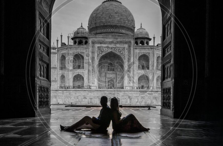 "ताजमहल के सामने शाम के समय युगल की परछाईं, आगरा में प्रेम कहानी"