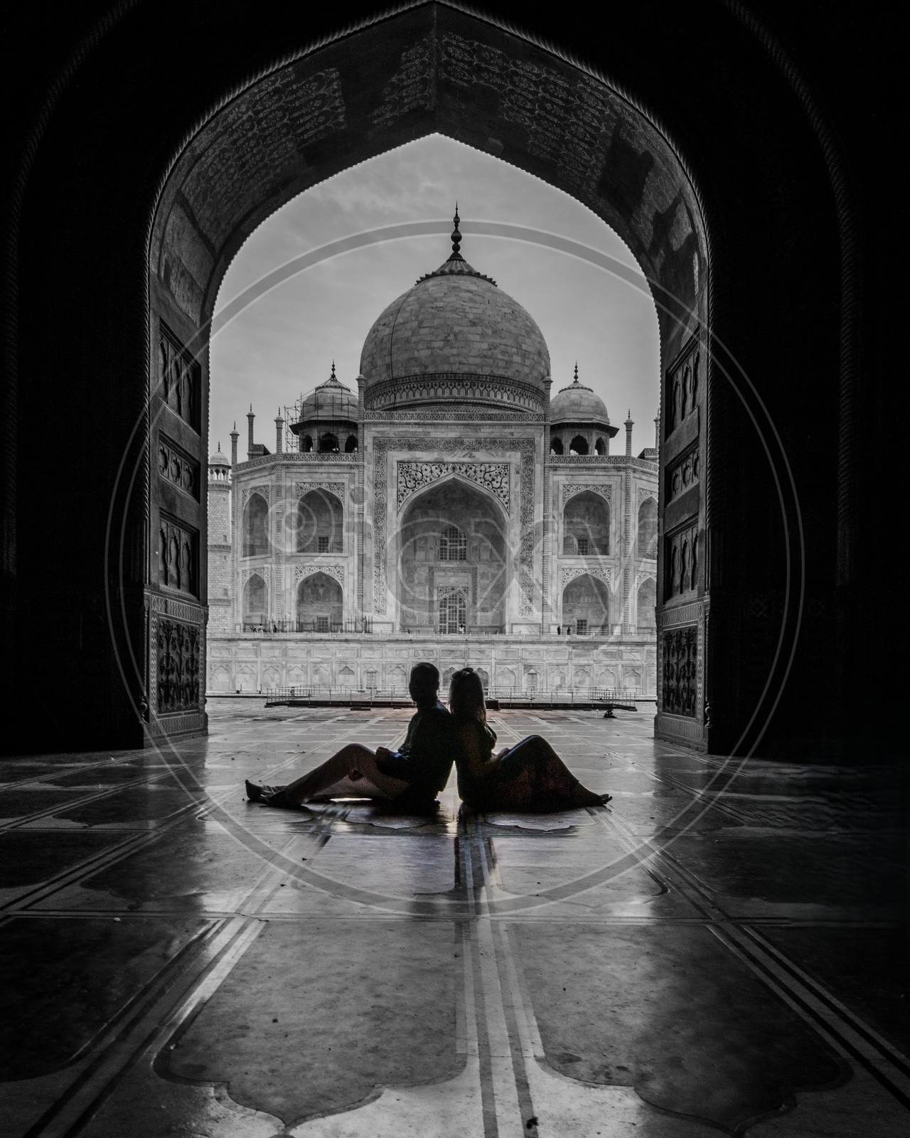 "ताजमहल के सामने शाम के समय युगल की परछाईं, आगरा में प्रेम कहानी"