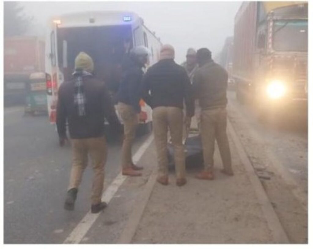 आगरा के ग्वालियर हाईवे पर घने कोहरे में आपस में टकराए वाहन
