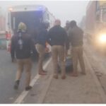 आगरा के ग्वालियर हाईवे पर घने कोहरे में आपस में टकराए वाहन
