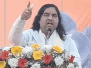 आगरा के जीआईसी मैदान में हिंदू सम्मेलन को संबोधित करते देवकीनंदन ठाकुर