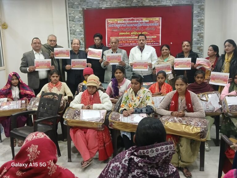 आगरा में समर्पण समिति द्वारा 11 बेटियों के सामूहिक विवाह की तैयारियों के दौरान लहंगे वितरण कार्यक्रम