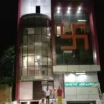 आगरा के उत्तम हॉस्पिटल के बाहर प्रसूता की मौत के बाद परिजनों का हंगामा