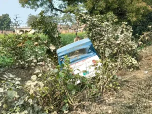 Road accident Nagla Gol Overbridge Agra car hit auto 2026 news