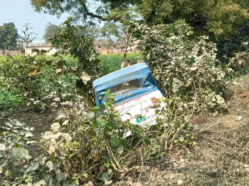 Road accident Nagla Gol Overbridge Agra car hit auto 2026 news