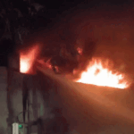 आगरा के नाई की मंडी में संकरी गली स्थित फोम गोदाम में लगी आग