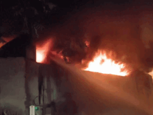 आगरा के नाई की मंडी में संकरी गली स्थित फोम गोदाम में लगी आग