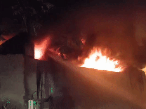 आगरा के नाई की मंडी में संकरी गली स्थित फोम गोदाम में लगी आग