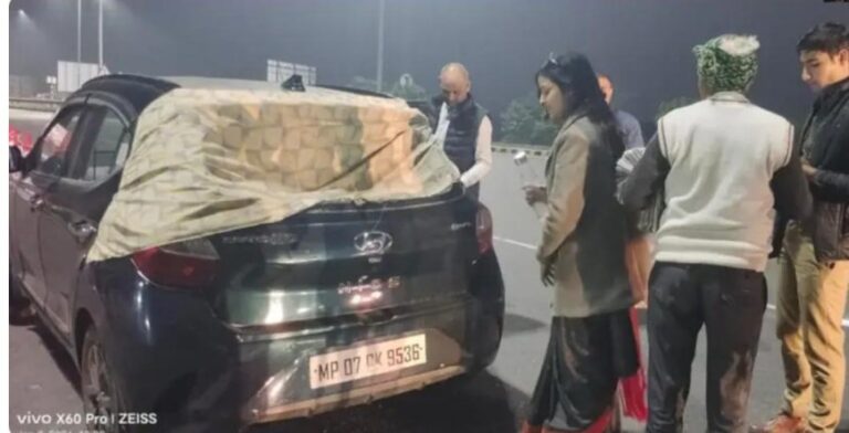 रायभा टोल प्लाजा पर विवाद के बाद क्षतिग्रस्त कार के साथ पीड़ित परिवार