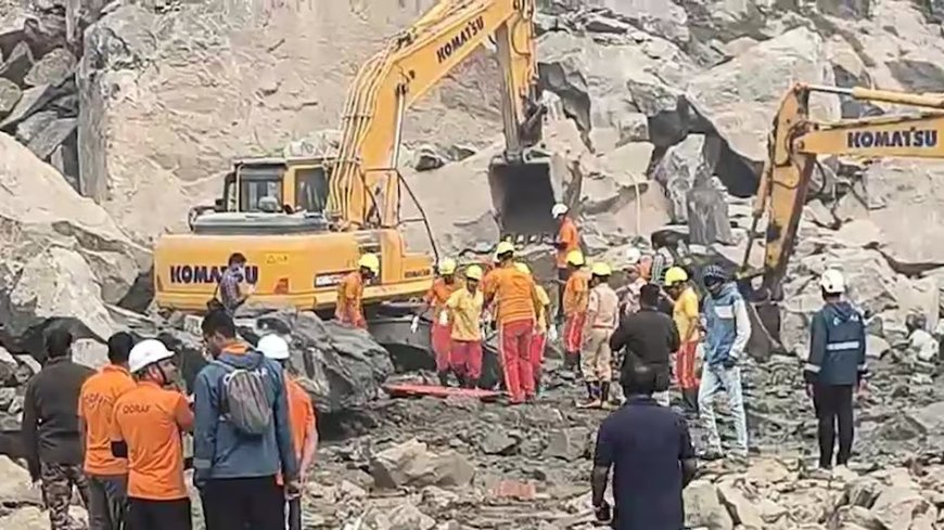 ढेंकनाल में पत्थर खदान धमाके के बाद राहत और बचाव कार्य में जुटी टीम